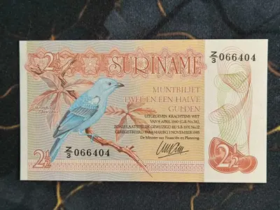 Обява: Банкнота - Суринам - 2 и 1/2 (половина) гулдена UNC | 1985г.