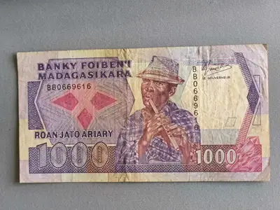 Снимка за обява „Банкнота - Мадагаскар - 1000 франка UNC | 1988г. - 1994г."