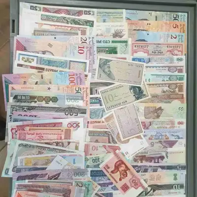 Снимка за обява „Пакет от различни 1000 банкноти цял свят"