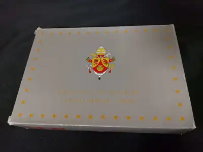 Снимка за обява „Ватикана PROOF 2006 г. - комплектен сет от 1 цент до 2 евро + сребърен възпоменателен медал"
