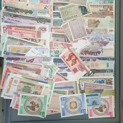 Снимка за обява „Пакет от различни 200 банкноти цял свят"