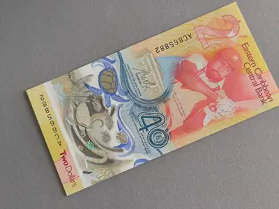 Снимка за обява „Банкнота - Източни Кариби - 2 долара (юбилейна) UNC | 2023г.“